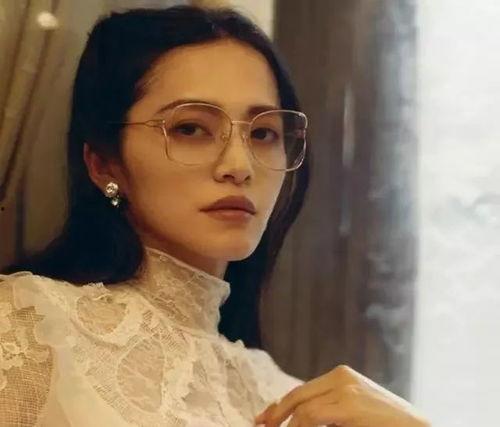 明星戴眼镜的女人图片